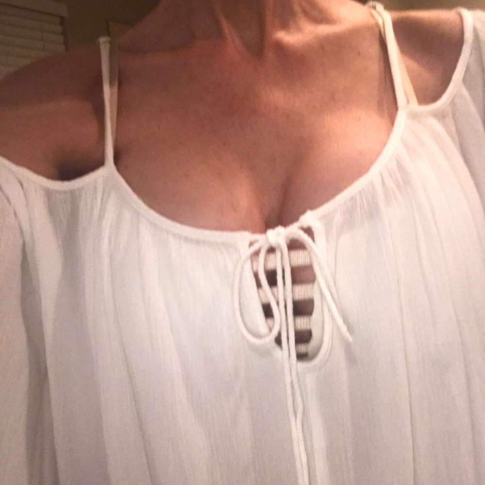 Maronie White Cold Shoulder Batwing Sleeve Blouse Top with front Keyhole Tie. - Picture 4 of 8